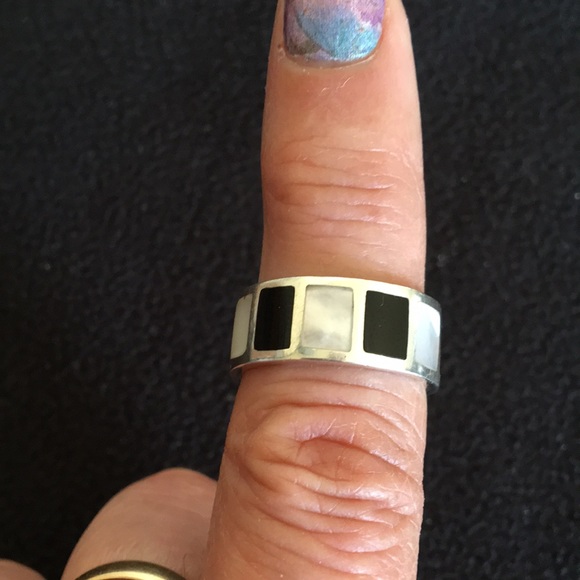 Sterling Silver Ring with Mother of Pearl and Black Ónyx Inlay - Picture 5 of 5